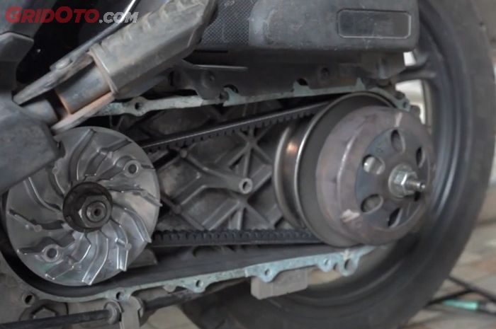motor matic, v-belt motor matic, Cara Bersihkan V-Belt, cara yang benar bersihkan v-belt, cara yang benar bersihkan v-belt motor matic, cara bersihkan v-belt motor matic, Cara Mudah Membersihkan V-belt di Motor Matic, Jangan Pakai Cairan ini