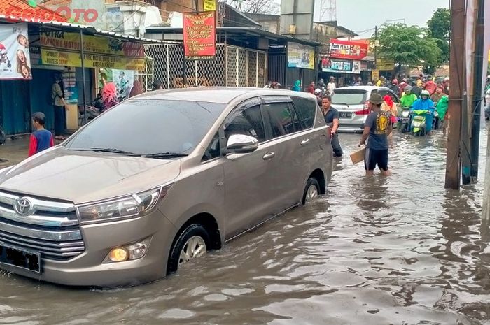 banjir, mobil bekas, batas terobos banjir, batas aman terobos banjir, batas aman terjang banjir, Segini Batas Paling Aman Terabas Banjir Naik Mobil, Yang Nekat Wajib Tahu