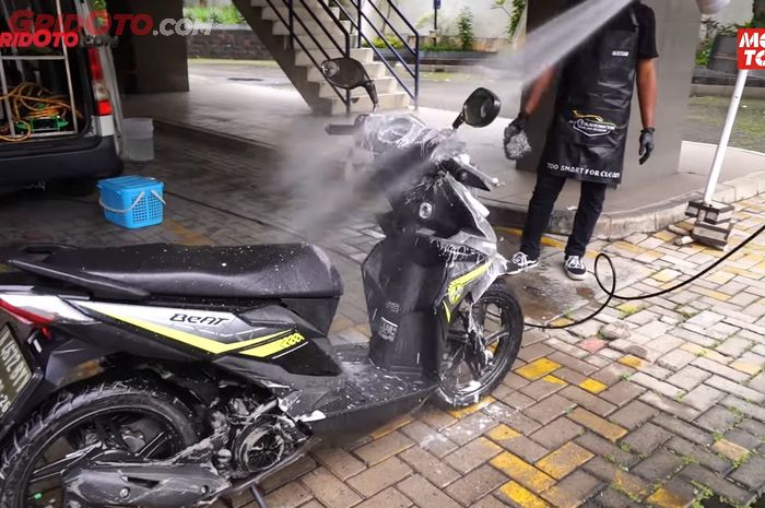 motor, hujan, cuci motor, motor bekas, Ini Sebabnya Motor Yang Terkena Hujan Harus Langsung Disiram Pakai Air