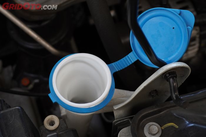 kotor, lumut, air wiper, tabung reservoir, mampat, Ternyata Air Wiper Mobil Perlu Dikuras Untuk Menghindari Hal ini