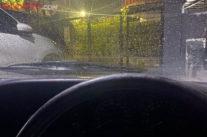 jamur, kaca, kaca mobil, coating, Bercak Air di Kaca Mobil Susah Hilang? Ini Solusi dari Bengkel