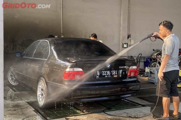 ac mobil, cuci mobil, ac mobil tidak dingin, kondensor ac mobil, Kondensor AC Penyok, Sering Kejadian, Ini Penyebab AC Tiba-tiba Nggak Dingin Usai Mobil Dicuci