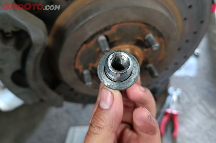 karat, darurat, impact, drat, cairan penetran, mur roda, Solusi Mur Roda Mobil yang Sulit Dibuka, Begini Caranya Biar Gampang
