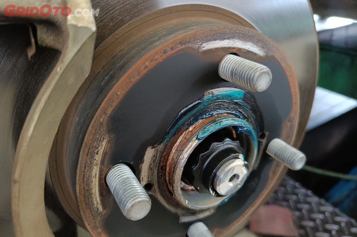 roda mobil, mobil bekas, bearing roda, cara cek bearing roda, cara mudah cek bearing roda, cara mudah cek bearing, cara mudah cek bearing roda mobil, Tanpa ke Bengkel Kalian Bisa Tahu Kondisi Bearing Roda Mobil, Begini Triknya