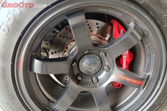 Jalan Rusak, roda, dongkrak, bearing roda, Oblak, Tips Gampang Cek Bearing Roda Mobil Oblak, Bengkel Kasih Tahu