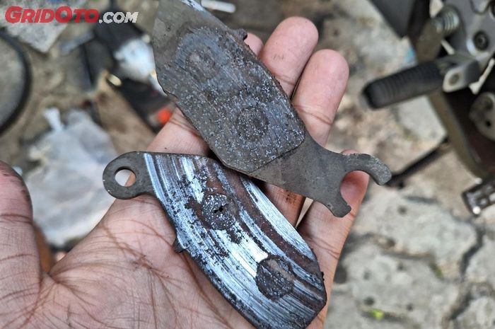 kampas rem, motor bekas, kampas rem palsu, perbedaan kampas rem palsu dengan asli, beda kampas rem palsu dengan yang asli, Perbedaan Kampas Rem Motor Yang Palsu Dengan Yang Asli, Simak Triknya