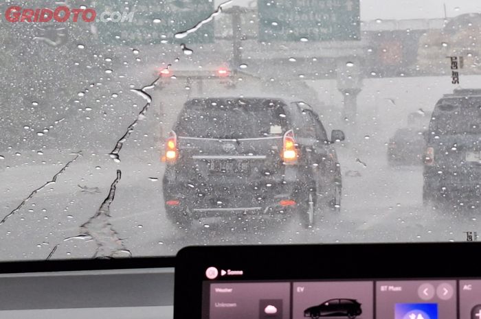 hujan deras, lampu hazard, berkendara saat hujan, fungsi lampu hazard, Masih Nyalakan Lampu Hazard saat Hujan Deras? Begini Penjelasan Ahli