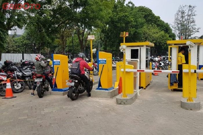 parkir, parkir motor, motor bekas, cara parkir motor, kenapa jangan parkir motor di bawah pohon, risiko parkir motor di bawah pohon, Ini Sebabnya Jangan Parkir Motor Bekas Kesayangan di Bawah Pohon