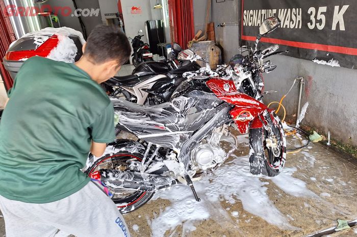 cuci, cuci motor, Yamaha Indonesia Motor Manufacturing (YIMM), tarikan enteng, Terjawab! Ini yang Bikin Tarikan Motor Jadi Enteng Setelah Dicuci