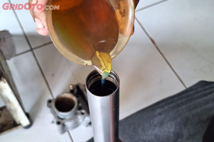motor bekas, sokbreker, sokbreker motor, cara bikin empuk sokbreker, bikin empuk sokbreker, cara bikin empuk sokbreker motor, Cuma Pakai Oli Ini Bantingan Sokbreker Depan Motor Dijamin Empuk