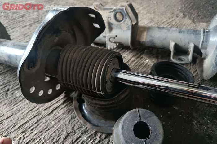 mobil bekas, sokbreker mobil, karet boot sokbreker, dampak karet boot sokbreker sobek, risiko karet boot sokbreker sobek, Hindari Karet Boot Sokbreker Sobek, Masalah Gak Murah Ini Bisa Muncul