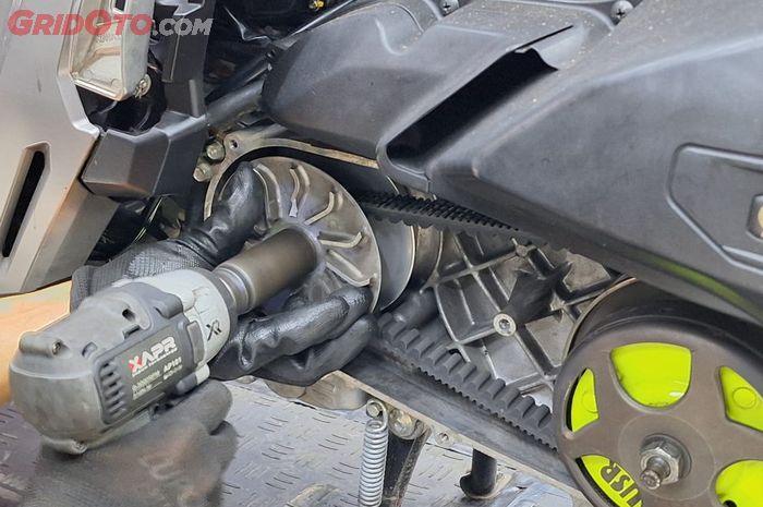 motor matic, mur pulley depan, mur pulley depan lepas, mur pulley, dampak mur pulley depan copot, dampak mur pulley depan motor matic copot, bahaya mur pulley depan motor matic copot, Hati-hati, Mur Pulley Depan Motor Matic Copot Bikin Pusing Tujuh Keliling