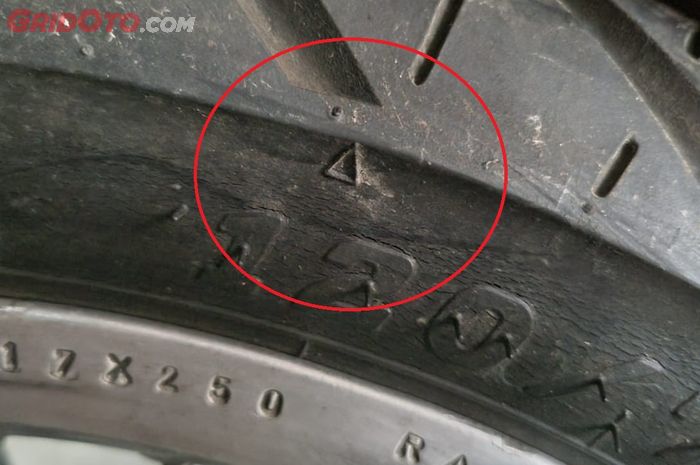ban motor, dinding ban, tanda segitiga ban motor, tanda segitiga TWI, Masih Banyak yang Belum Paham, Ini Fungsi Segitiga Mungil di Dinding Ban