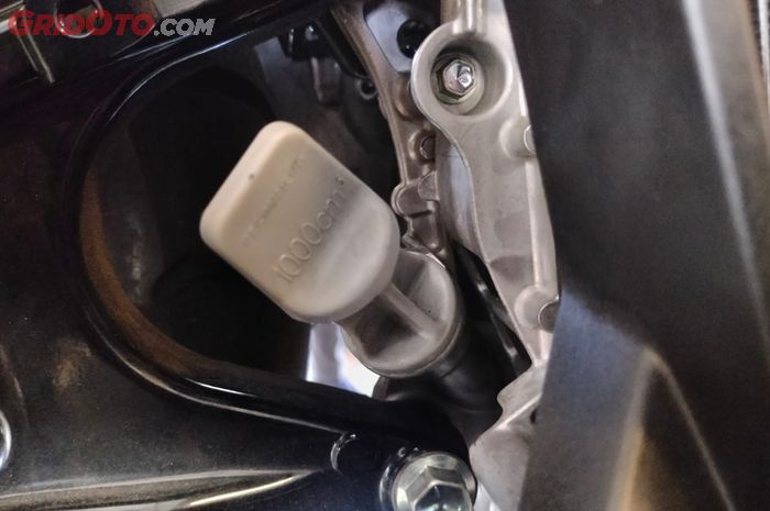 oli mesin, cek oli mesin, dipstick, Astra Motor Sulawesi Selatan, Ini Cara Mengecek Volume Oli Mesin Motor yang Benar, Hasil Lebih Akurat