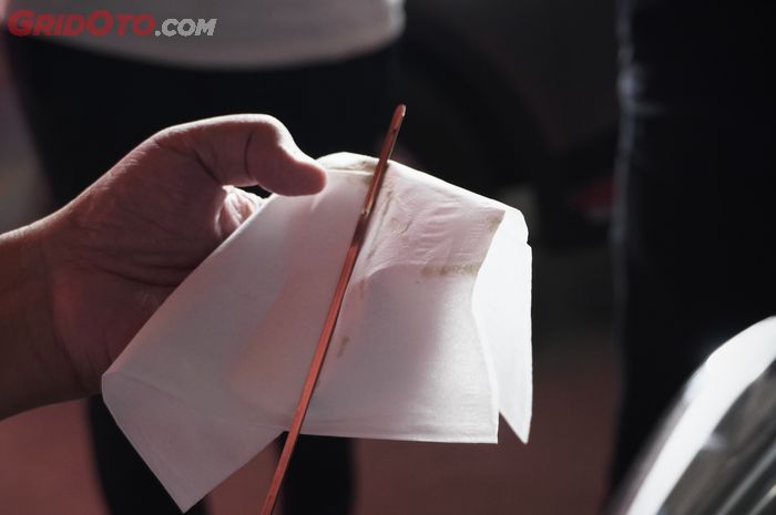 oli mobil, cek oli mesin, dipstick, Dipstick Oli Transmisi, Dipstick Oli, Baru Tahu, Begini Cara Membaca Dipstick Oli Mobil yang Benar!