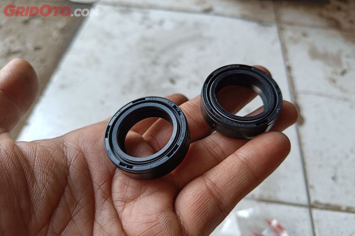 motor bekas, rem motor, penyebab rem blong, sil sokbreker, penyebab sil sokbreker bocor, bahaya sil sokbreker motor bocor, Ini Sebabnya Sil Sokbreker Motor Bocor Bisa Bikin Bahaya, Rem Bisa Blong