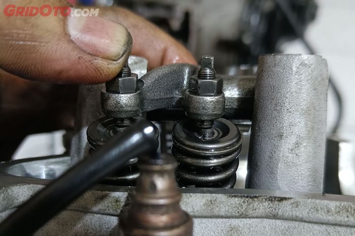 motor matic, klep, setelan klep, ciri setelan klep longgar, ciri setelan klep di motor longgar, ciri setelan klep di motor matic longgar, apa ciri setelan klep di motor matic longgar, Ciri-ciri Setelan Klep di Motor Matic Longgar Yang Wajib Kalian Tahu