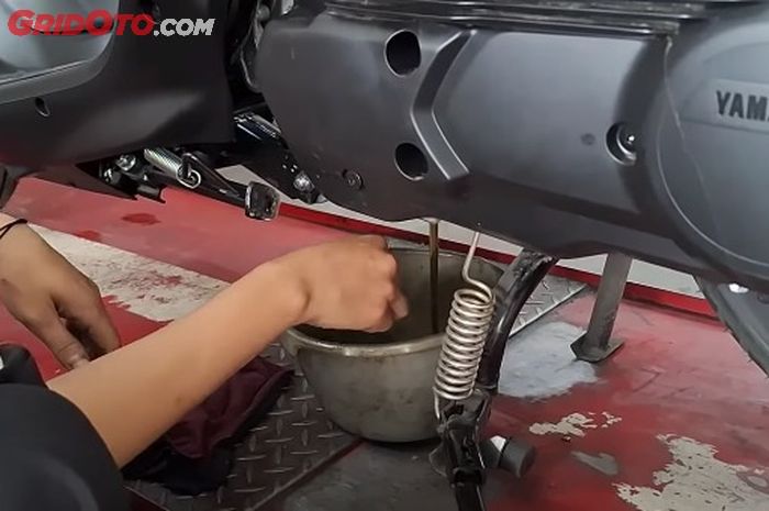 oli mesin, motor bekas, oli mesin motor, cara yang benar ganti oli, cara yang benar ganti oli mesin, cara yang benar ganti oli mesin motor, Ternyata Begini Cara Yang Benar Ganti Oli Mesin Motor Yang Masih Panas