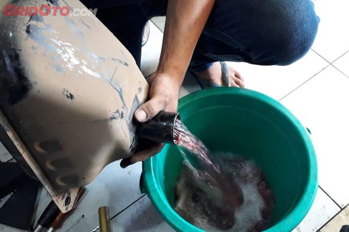 motor bekas, tangki bensin, kuras tangki, tangki bensin motor, kurang tangki bensin, kurang tangki bensin motor, kapan kuras tangki bensin, Ternyata Segini Waktu Yang Ideal Kuras Tangki Bensin Motor Bekas