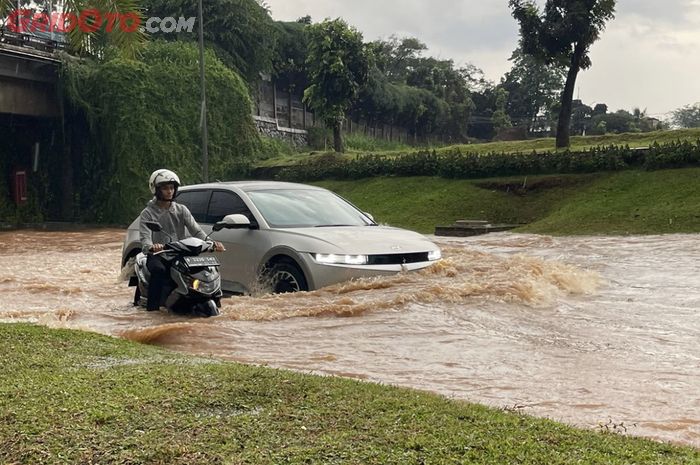 mobil bekas, bahaya mobil terobos banjir, dampak mobil terobos banjir, komponen apa yang berkarat bila mobil terobos banjir, bahaya terobos banjir, Nekat Terobos Banjir, Tiga Komponen di Mobil Ini Terancam Berkarat