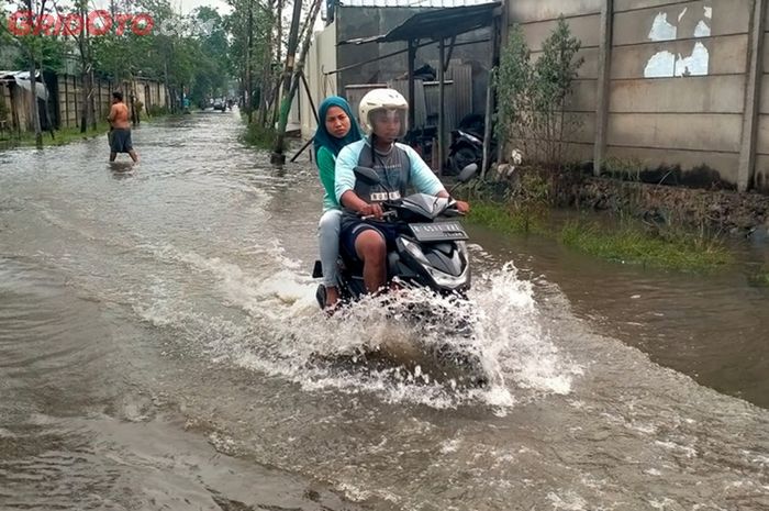 banjir jakarta, gardan, cvt motor matic, gardan motor matic, Banjir Mengepung Jakarta, Ini Dampaknya Gardan Motor Matic Kemasukan Air