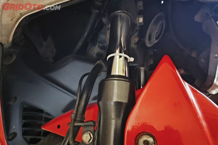 tali, sokbreker depan, sok depan, setting sok depan, rebound sokbreker, Ini Alasan Banyak Sokbreker Depan Motor Balap Dipasangi Kabel Ties