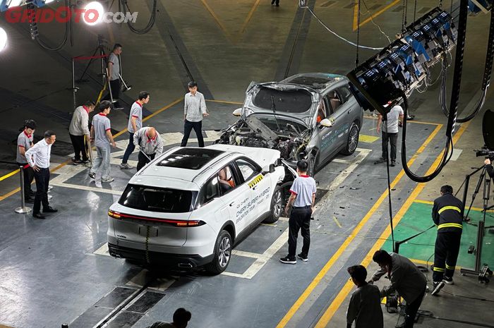 chery, crash test, Tiggo, Dua Mobil Chery Ditabrakanin di Depan Ratusan Orang, Hasilnya Gini
