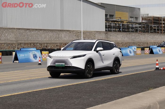 jarak tempuh, Omoda, Omoda 7, Super Hybrid System, OMODA 7 SHS, Mobil Plug-in Hybrid Dengan Jarak Tempuh 1.400 Km