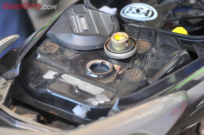 tangki motor, tangki, tangki bensin, air masuk tangki, Bukan Cuma Akibat Banjir, Ini Penyebab Ada Air di Dalam Tangki Motor