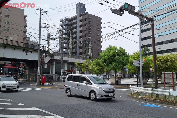 jepang, klakson, lampu merah, lampu lalu lintas, Hening Tanpa Klakson, Begini Tertibnya Antre Lampu Merah di Jepang