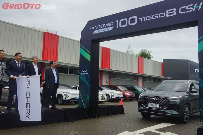Indonesia, Chery Automobile, Chery Tiggo 8 CSH, Yin Tongyue, Spesial, CEO Chery Serahkan 100 Unit Tiggo 8 CSH ke Konsumen Indonesia
