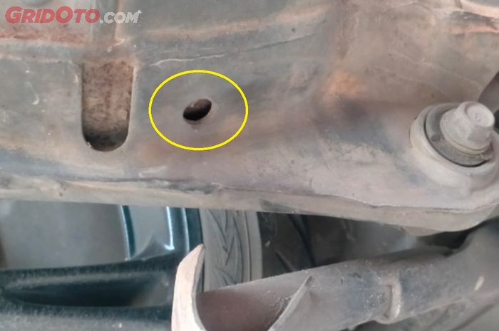 lubang kecil, knalpot motor, knalpot bolong, lubang kecil di knalpot, Baru Tahu, Ternyata Ini Fungsi Lubang Kecil Di Bawah Knalpot