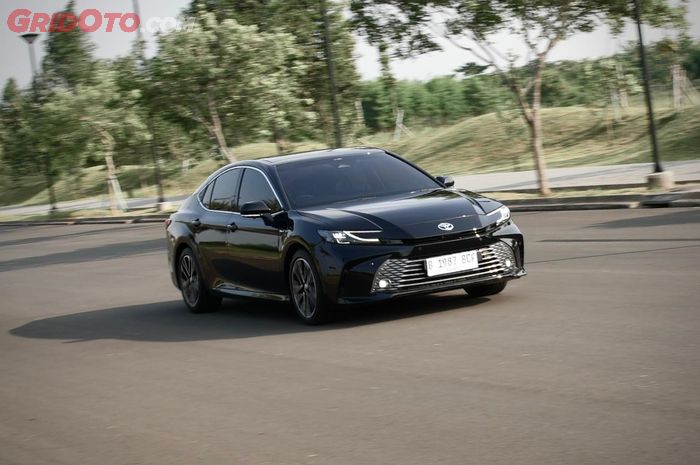 konsumsi bbm, sedan, toyota camry, toyota camry hybrid, Sedan Eksekutif Toyota Camry Hybrid, Iritnya Tembus 33 KM/L!