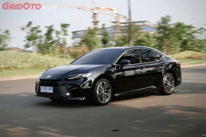 toyota camry, honda accord, Honda Accord RS e:HEV, Toyota Camry HEV, Adu Irit Mesin Hybrid Toyota Camry Vs Honda Accord, Siapa Terbaik?