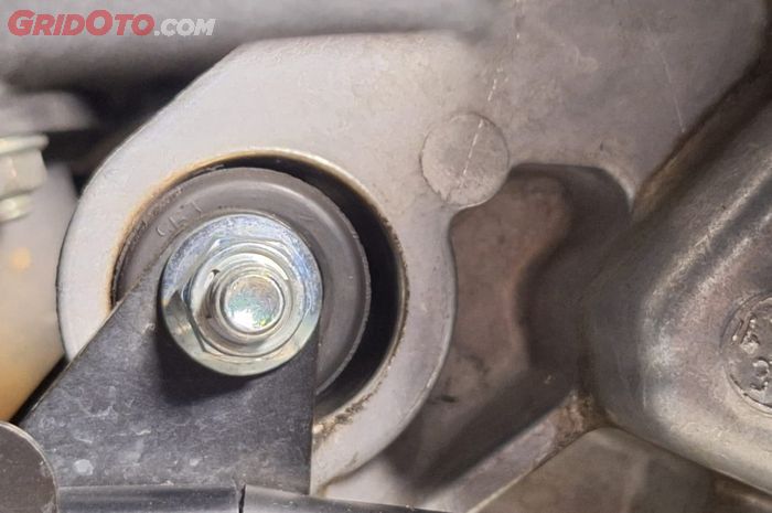 yamaha nmax, motor matic, engine, engine mounting, Engine Mounting Aus, Sering Dianggap Rusak, Ini Fungsi Celah di Engine Mounting Motor Matic