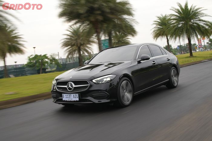 mercedes-benz, toyota camry, mercedes-benz c200, Toyota Camry HEV, Punya Uang Rp 1 Miliar Pilih Toyota Camry HEV Atau Mercedes-Benz C200?