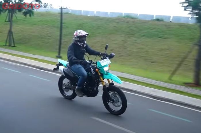 harga motor baru, harga motor kawasaki, d-tracker, Harga Kawasaki KLX150 SM, klx150 sm, Ganti Posisi D-Tracker, Kawasaki KLX150 SM Dapat Upgrade di Area Ini, Cek Harga Juli 2025
