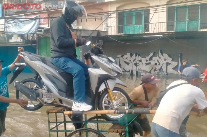 banjir, Gendong Motor, jasa ojek gerobak, cileduk indah 1, ojek gerobak, Ojek Gerobak Panen di Cileduk Indah Tangerang, 1 Motor Sekali Angkut Rp 50 Ribu