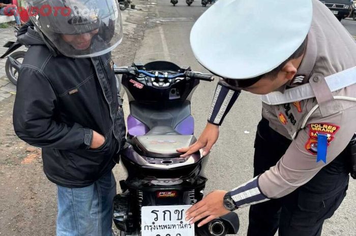 pelat nomor, operasi patuh, pelat nomor palsu, pelat nomor thailand, honda pcx 160, Dikira Turis Thailand, Pengendara Honda PCX 160 Kena Denda Tilang Setengah Juta Karena Pelat Nomor