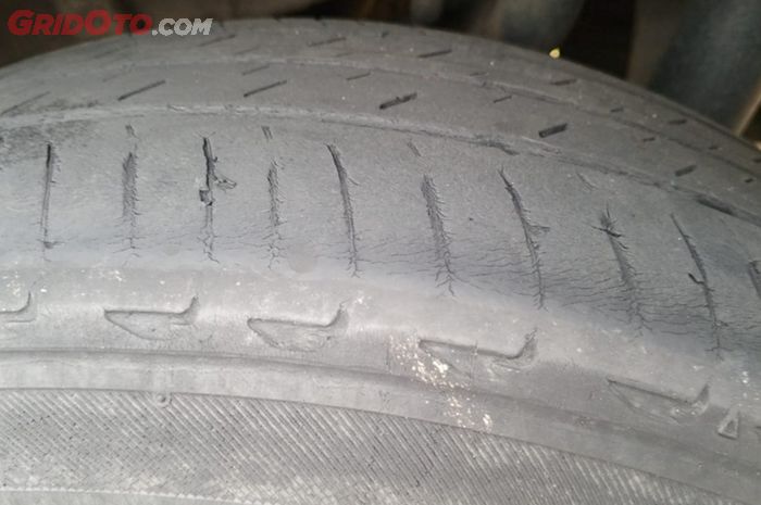 parkir, bulat, tekanan angin, flat spot, Mobil Lama Enggak Dipakai Muncul Flat Spot, Begini Cara Mengatasinya