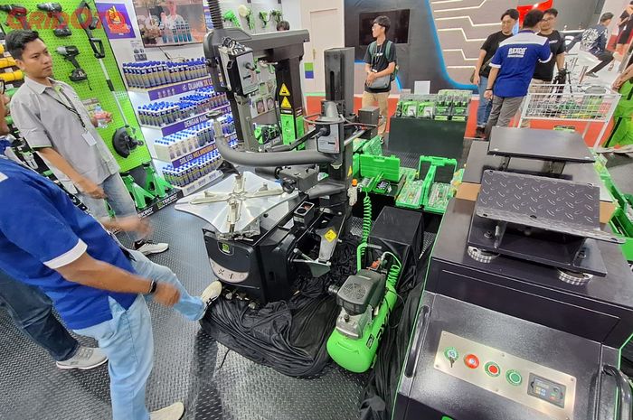ganti ban, tekiro, GIIAS 2025, Alat ganti ban, Tekiro Pamer Alat Ganti Ban Canggih Tanpa Sentuh di GIIAS 2025