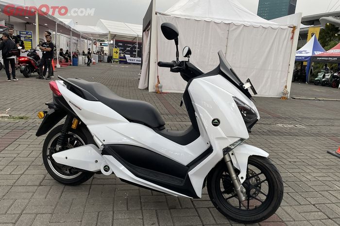 motor listrik, yamaha xmax, Motor Listrik Wedison, Kloningan Yamaha XMAX Dari Wedison, Ngecasnya Bisa Super Cepat