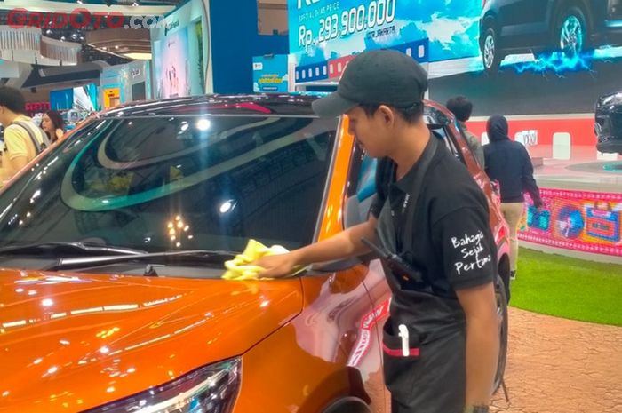 petugas kebersihan, suka duka, GIIAS 2025, booth daihatsu, tenaga kebersihan booth, Suka dan Duka, Petugas Lap Mobil di Booth di GIIAS 2025 Dibayar Segini