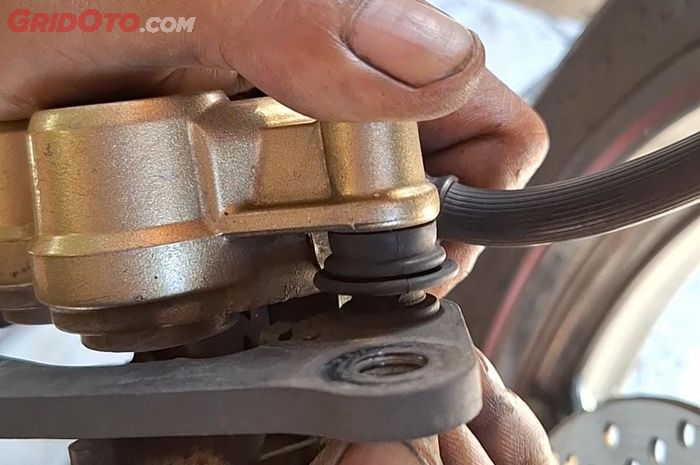 motor bekas, rem motor, kaliper rem, karet boot kaliper, risiko karet boot kaliper rem kotor, karet boot kaliper rem, karet boot kaliper rem motor, kaliper rem motor, Ini Risiko Karet Boot Kaliper Motor Getas Dibiarkan, Bisa Menyebabkan Masalah Ini