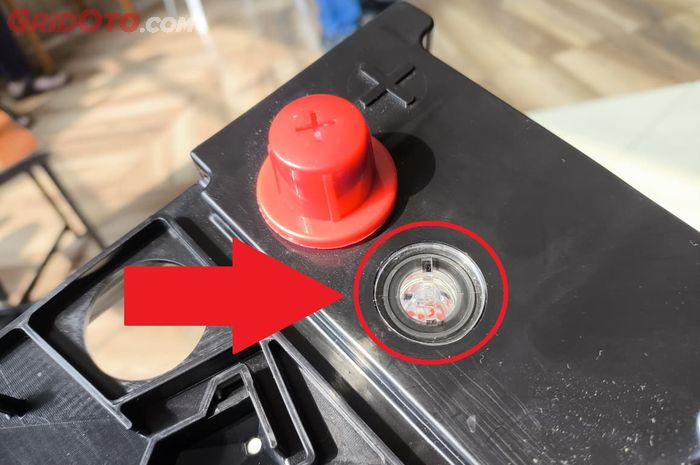 mata kucing, aki mobil, cek aki mobil, Indikator aki, Ternyata Akurat, Begini Cara Kerja Indikator Warna di Aki Mobil
