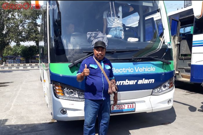 bus malam, po sumber alam, Bus AKAP, kernet bus, kernet, Ada Sosok Di Balik Nyamannya Bus Malam, Tugasnya Lebih Canggih Dari ADAS