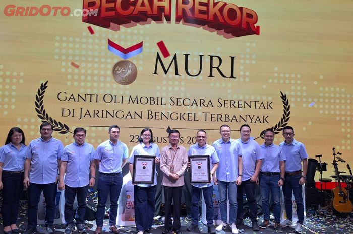 ganti oli, oli mesin, rekor muri, astra otoparts, Shell Helix Astra, Shell Indonesia dan Astra Otoparts Pecahkan Rekor Ganti Oli Mobil Terbanyak
