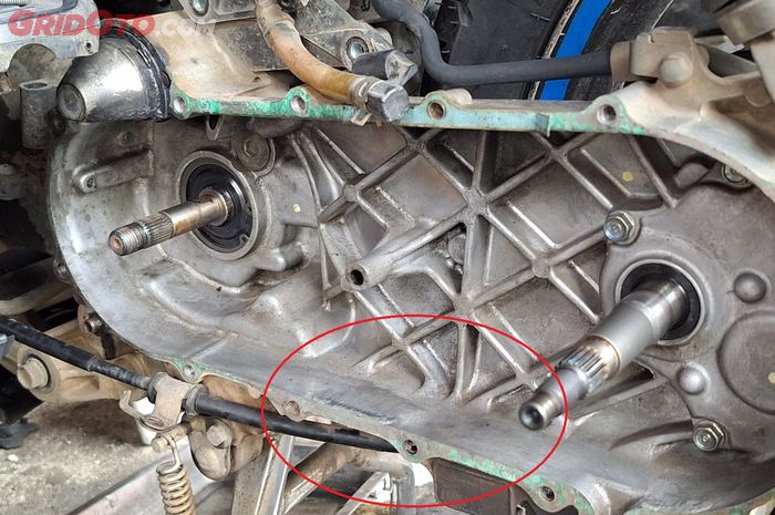 motor matic, v-belt, cvt motor matic, v-belt motor matic, penyebab cvt motor matic ada goresan hitam, Ini Sebabnya di Bagian Bawah CVT Motor Matic Ada Goresan Warna Hitam