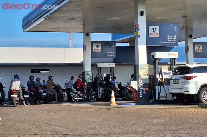vivo, SPBU, shell, bensin langka, Stok BBM Masih Lengkap, SPBU Vivo Langsung Diserbu Mobil dan Motor