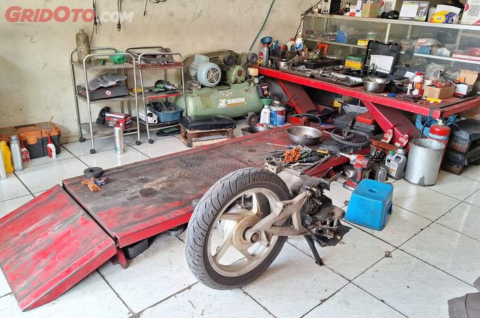 mobil baru, demo, bengkel motor, showroom, Efek Demo Meluas Mulai Terasa, Bengkel Sepi, Konsumen Tunda Pembelian